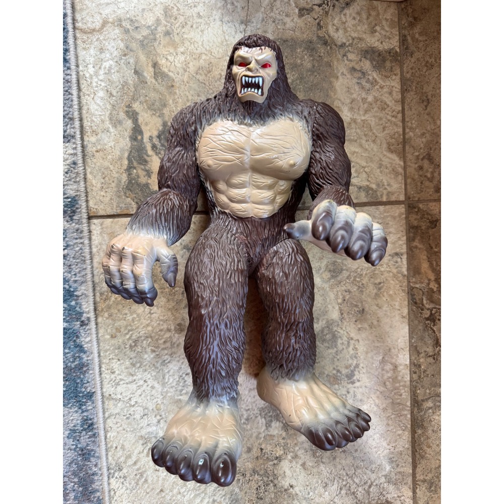 GIANT 16" Bigfoot Sasquatch Vinyl Figure 2015 Animal Planet Toys R Us Maidenhead